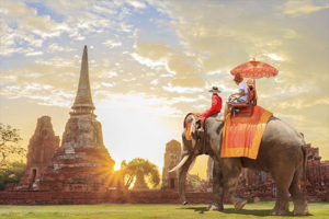 タイの歴史上最大の王朝の都で、歴史的価値の高い数々の遺跡がバンコクを北上した地域に栄華を極めた古都の歴史が眠る遺跡の街です。